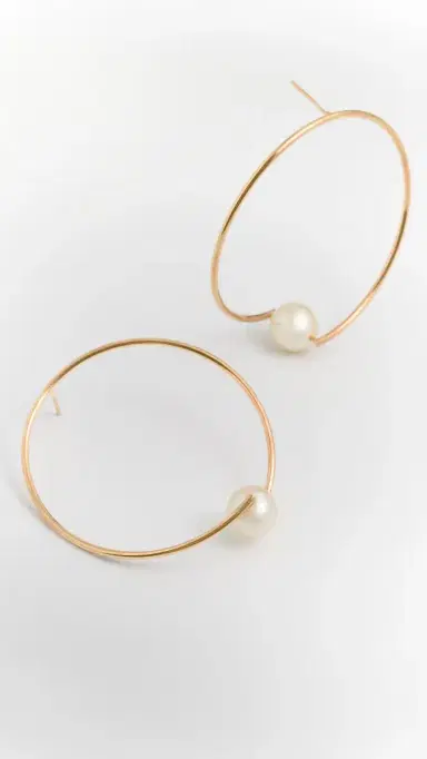 Alexa Leigh Large Pearl Circle Hoop Earrings Yellow Gold One Size | Thumbnail 4