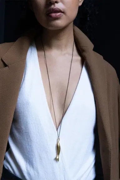 MONICA RICH KOSANN Yellow Gold Perseverance Fish Necklace | Thumbnail 2