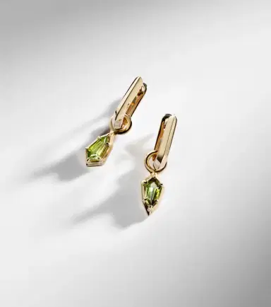 STONE AND STRAND Knife Edge Shield 14kt gold hoop earrings with green tourmaline | Thumbnail 5 STONE AND STRAND Knife Edge Shield 14kt gold hoop earrings with green tourmaline | Thumbnail 5