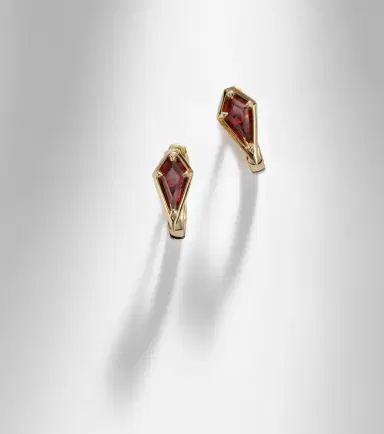 STONE AND STRAND Kite 14kt gold huggie earrings with garnet | Thumbnail 5