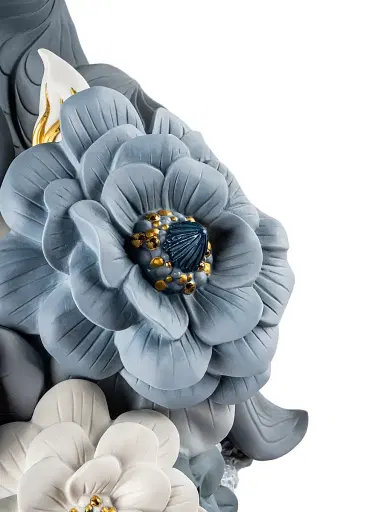 Lladro Vase With Flowers Porcelain Figurine - Blue | Thumbnail 5