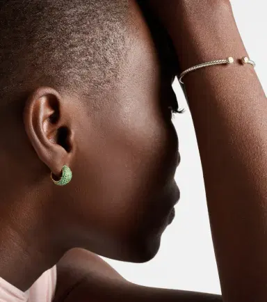 Octavia Elizabeth Icon Poppy 18kt gold hoop earrings with emeralds | Thumbnail 3
