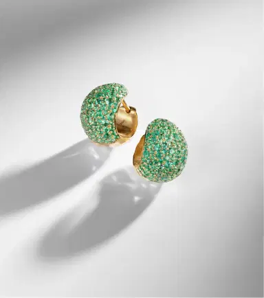 Octavia Elizabeth Icon Poppy 18kt gold hoop earrings with emeralds | Thumbnail 5