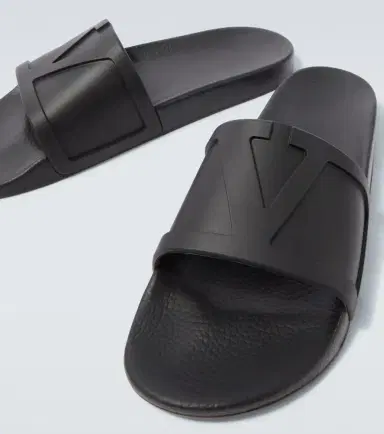 Valentino Garavani VLogo slides | Thumbnail 3