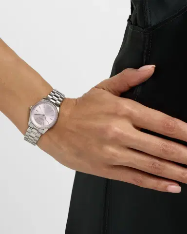 Gucci G-Timeless Slim Watch with Diamonds and Bracelet Strap | Thumbnail 2 Gucci G-Timeless Slim Watch with Diamonds and Bracelet Strap | Thumbnail 2