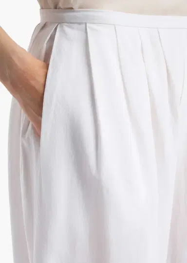 Khaite Poppy Short In White | Thumbnail 5