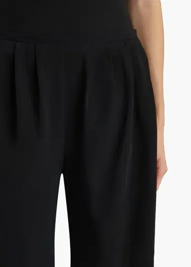 Khaite Poppy Short In Black | Thumbnail 5