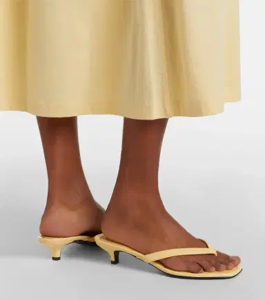 TOTEME Leather thong sandals | Thumbnail 6