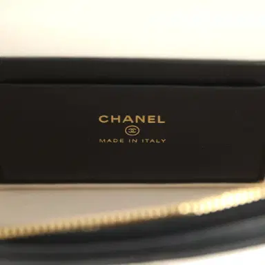 Chanel Chanel Coco Beach Top Handle Long Vanity Case with Chain Ecru Tweed and Black Calfskin Gold Hardware | Thumbnail 9 Chanel Chanel Coco Beach Top Handle Long Vanity Case with Chain Ecru Tweed and Black Calfskin Gold Hardware | Thumbnail 9