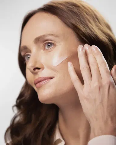 Sisley Paris Sisleya L 'Integral Anti-Age Radiance Anti-Dark Spot Serum | Thumbnail 3 Sisley Paris Sisleya L 'Integral Anti-Age Radiance Anti-Dark Spot Serum | Thumbnail 3
