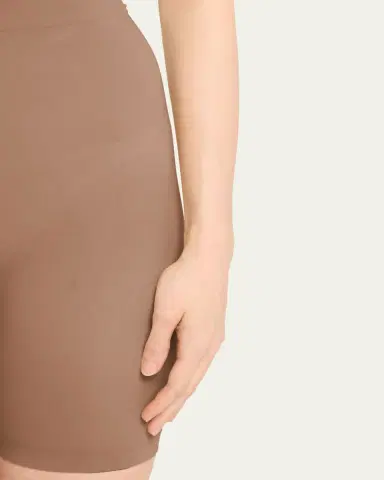 Skims Seamless Sculpt Mid-Thigh Shorts | Thumbnail 4 Skims Seamless Sculpt Mid-Thigh Shorts | Thumbnail 4