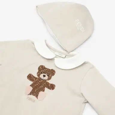 Fendi Baby kit in beige jersey with hat, side opening with press | Thumbnail 3
