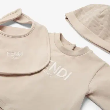 Fendi Beige jersey baby set with hat, bib and playsuit | Thumbnail 3