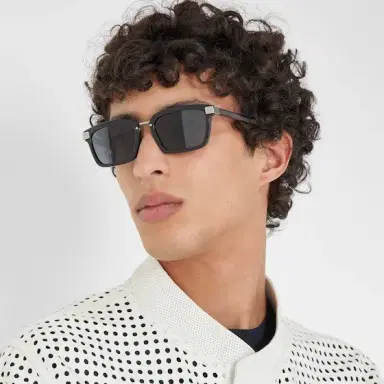 Fendi Square sunglasses made of black acetate, featuring hinges | Thumbnail 4