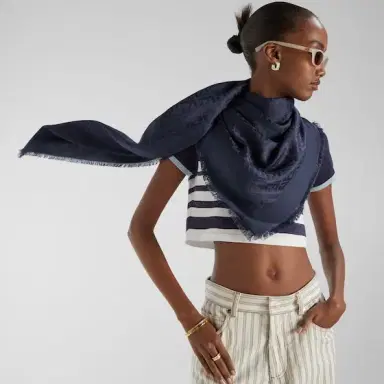 Fendi The iconic shawl is made of an organic silk and wool | Thumbnail 4 Fendi The iconic shawl is made of an organic silk and wool | Thumbnail 4