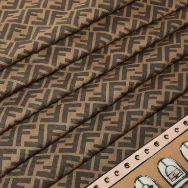 Fendi Large square shawl made of a soft wool and silk blend | Thumbnail 2