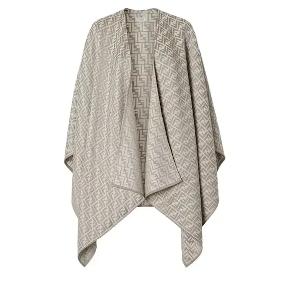 Lightweight poncho with enveloping volumes