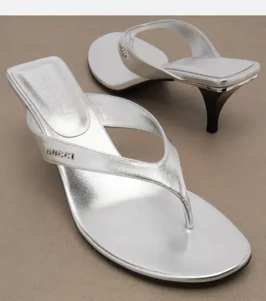 Gucci Vittoria metallic leather thong sandals | Thumbnail 2