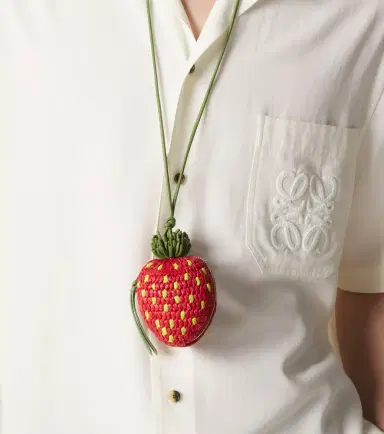 Loewe Strawberry raffia coin purse with strap | Thumbnail 4