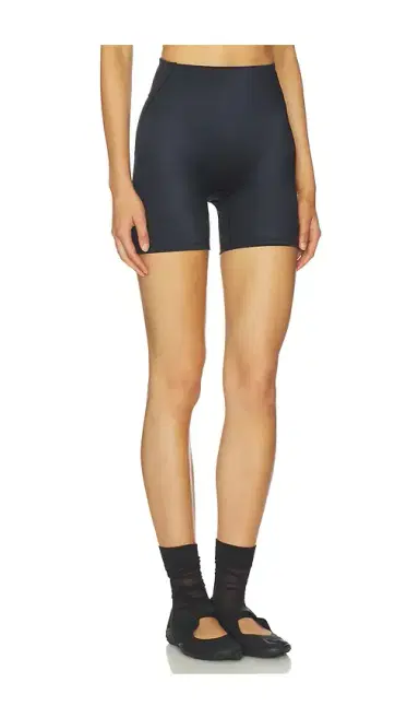 NikeSKIMS Shine Bonded Waist 5 Short | Thumbnail 2