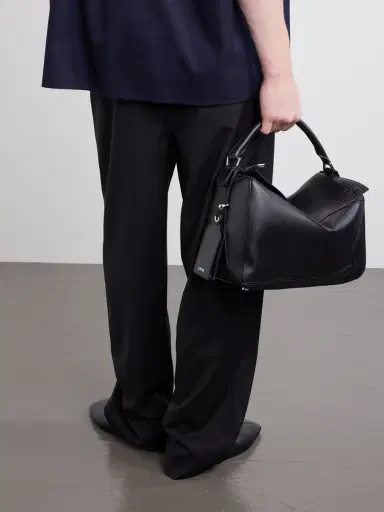Loewe Puzzle Featherlight Large Leather Messenger Bag - Men | Thumbnail 2 Loewe Puzzle Featherlight Large Leather Messenger Bag - Men | Thumbnail 2
