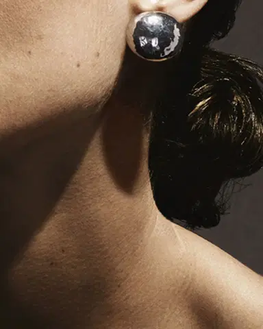 Ippolita Hammered Button Stud Clip Earrings in Sterling | Thumbnail 3