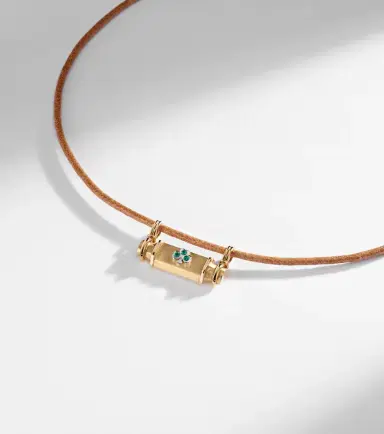 Marie Lichtenberg Clover Smash 18kt gold and leather locket necklace with emeralds | Thumbnail 4