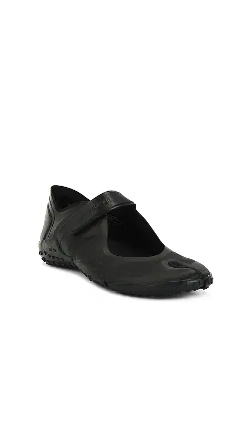 NikeSKIMS Rift Satin Sneaker
