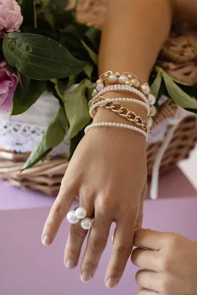 BAGGINS Baby Ayoka Pearl Bracelet- Yellow Gold | Thumbnail 4 BAGGINS Baby Ayoka Pearl Bracelet- Yellow Gold | Thumbnail 4