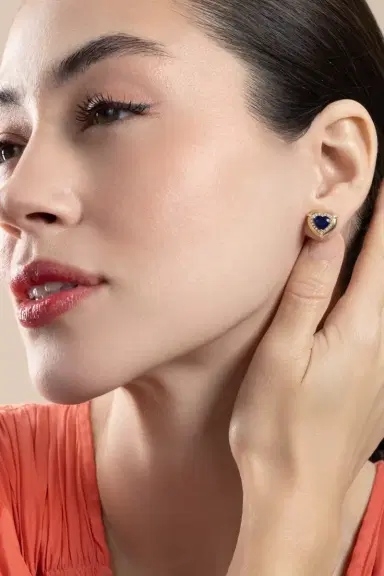 GOSHWARA Blue Sapphire Heart Medallion G-One Stud Earrings | Thumbnail 2 GOSHWARA Blue Sapphire Heart Medallion G-One Stud Earrings | Thumbnail 2