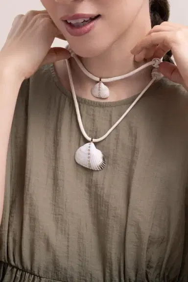 DEZSO BY SARA BELTRÁN Diamond Edul Shell Charm | Thumbnail 4