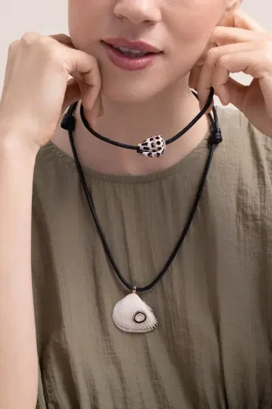 DEZSO BY SARA BELTRÁN Diamond Grande Conus Shell Necklace | Thumbnail 4