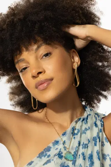 LISA NIK Elongated Wavy Earrings | Thumbnail 2