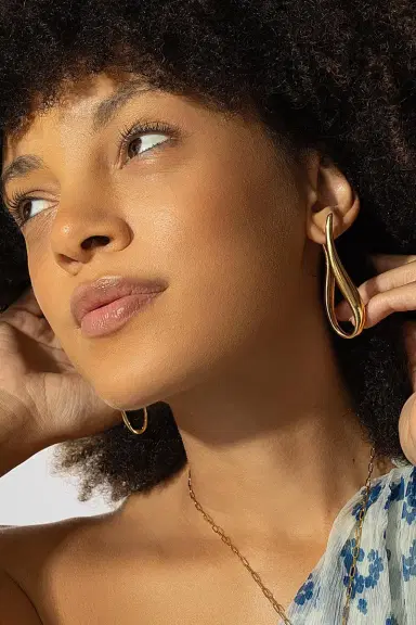 LISA NIK Elongated Wavy Earrings | Thumbnail 3