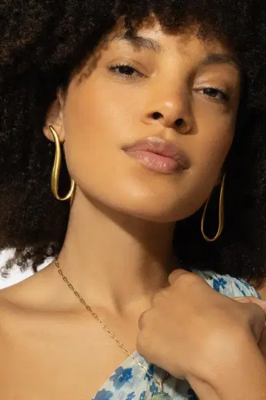 LISA NIK Elongated Wavy Earrings | Thumbnail 4