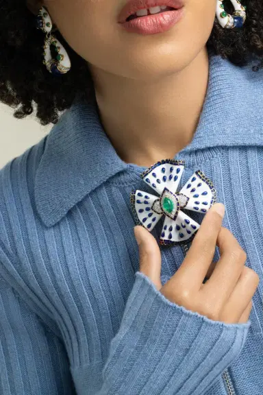 DAVID WEBB Emerald White Heraldic Brooch | Thumbnail 2