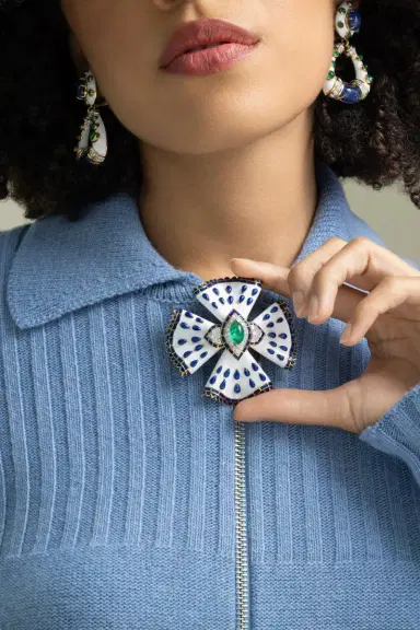 DAVID WEBB Emerald White Heraldic Brooch | Thumbnail 4
