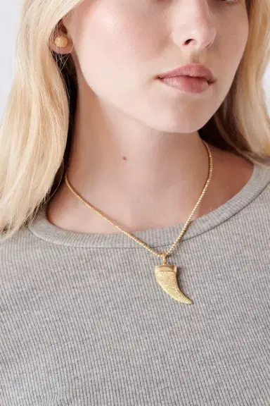 Carolina Bucci Florentine Finish Corno Pendant | Thumbnail 4 Carolina Bucci Florentine Finish Corno Pendant | Thumbnail 4