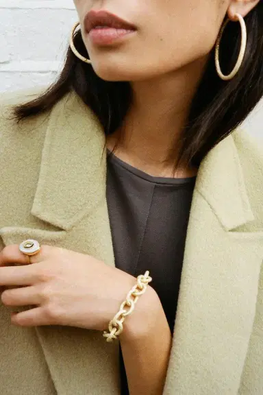 Carolina Bucci Florentine Finish Extra Large Oval Hoop Earrings | Thumbnail 2