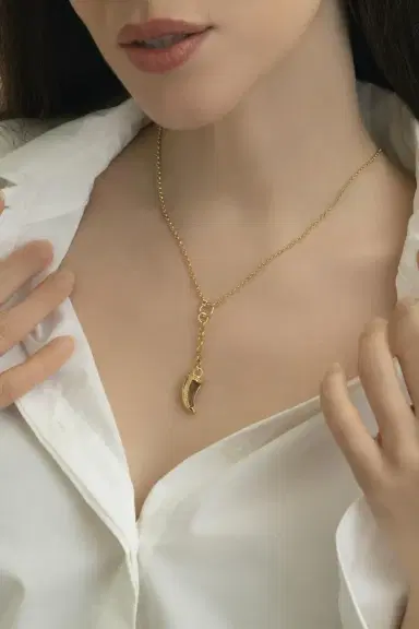 Foundrae Green Prasiolite Small La Loba Claw Belcher Necklace | Thumbnail 2 Foundrae Green Prasiolite Small La Loba Claw Belcher Necklace | Thumbnail 2