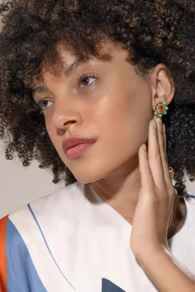 GOSHWARA Mandarin Garnet Tsavorite Flower Stud Earrings | Thumbnail 2
