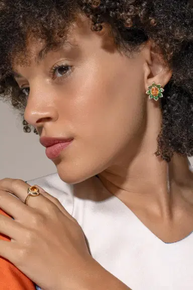 GOSHWARA Mandarin Garnet Tsavorite Flower Stud Earrings | Thumbnail 3