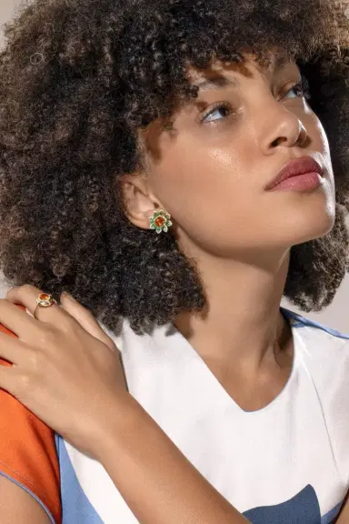 GOSHWARA Mandarin Garnet Tsavorite Flower Stud Earrings | Thumbnail 4