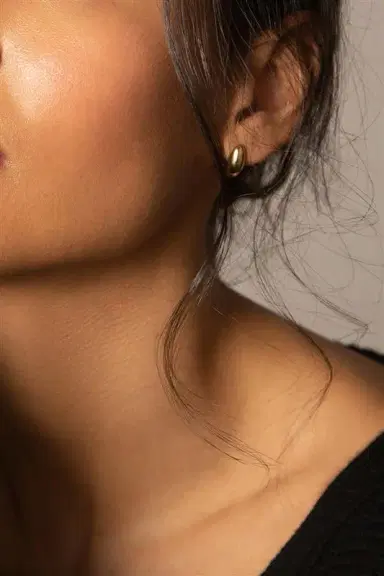 MONICA RICH KOSANN Midi Perseverance Huggie Earrings | Thumbnail 2 MONICA RICH KOSANN Midi Perseverance Huggie Earrings | Thumbnail 2