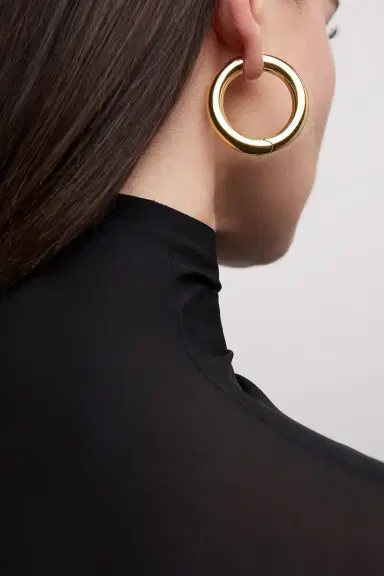Jennifer Fisher Mini Samira Hinged Hoop Earrings - Yellow Gold - 1in | Thumbnail 2 Jennifer Fisher Mini Samira Hinged Hoop Earrings - Yellow Gold - 1in | Thumbnail 2