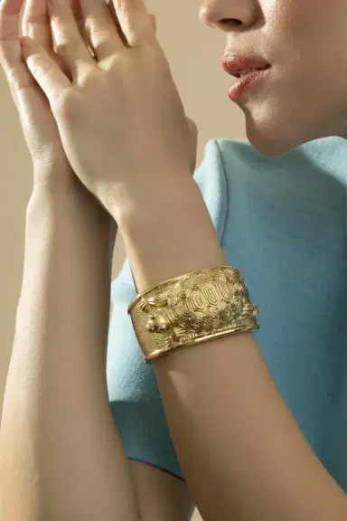 DAVID WEBB Tortoise Repousse Bracelet | Thumbnail 4 DAVID WEBB Tortoise Repousse Bracelet | Thumbnail 4