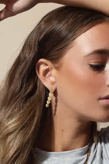 Foundrae True Love - Graduated Heart Token Earring | Thumbnail 3