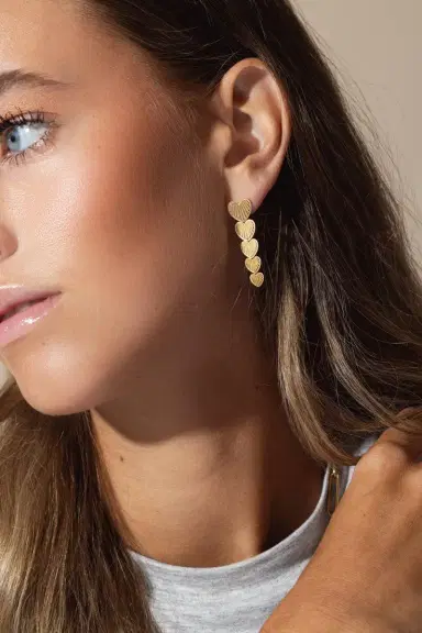 Foundrae True Love - Graduated Heart Token Earring | Thumbnail 4