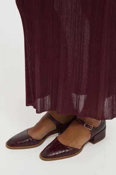 Gabriela Hearst Riley Sandal in Bordeaux Crocodile Embossed Leather | Thumbnail 2 Gabriela Hearst Riley Sandal in Bordeaux Crocodile Embossed Leather | Thumbnail 2