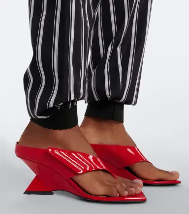 The Attico Cheope patent leather thong sandals | Thumbnail 6